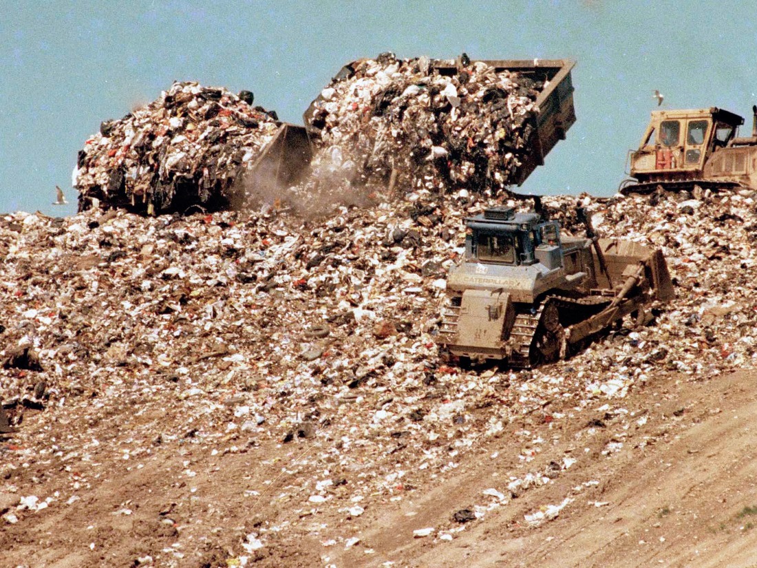 O lixo é despejado no aterro Fresh Kills em Staten Island, Nova York, em 1989.