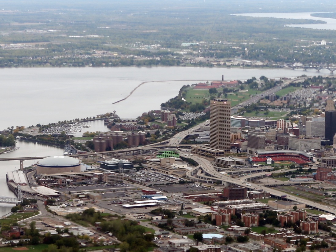 Uma vista aérea de Buffalo, Nova York, de frente para o Lago Erie.