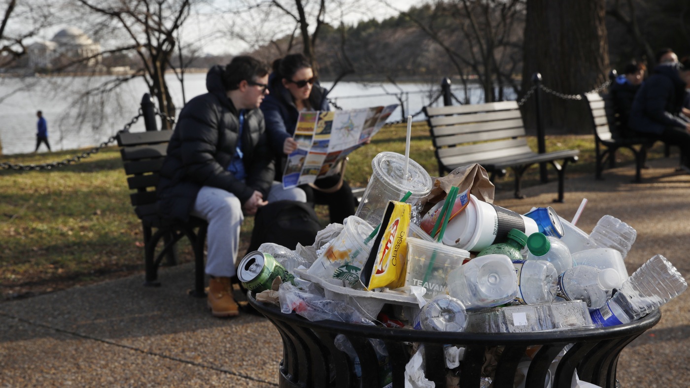 Criando uma cultura do descarte: como as empresas enraizaram os plásticos na vida moderna