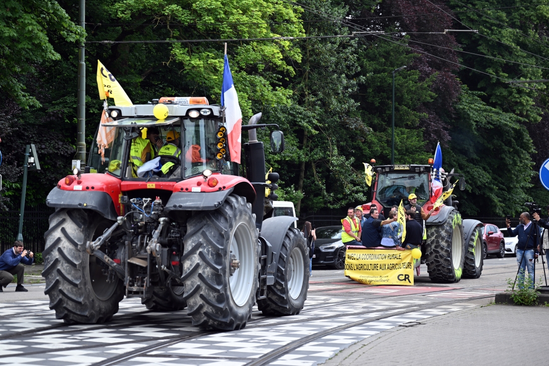 Agricultores estacionam os seus tratores perto do Parlamento Europeu durante uma ação de protesto de numerosas associações de agricultores europeus em Bruxelas, na terça-feira.