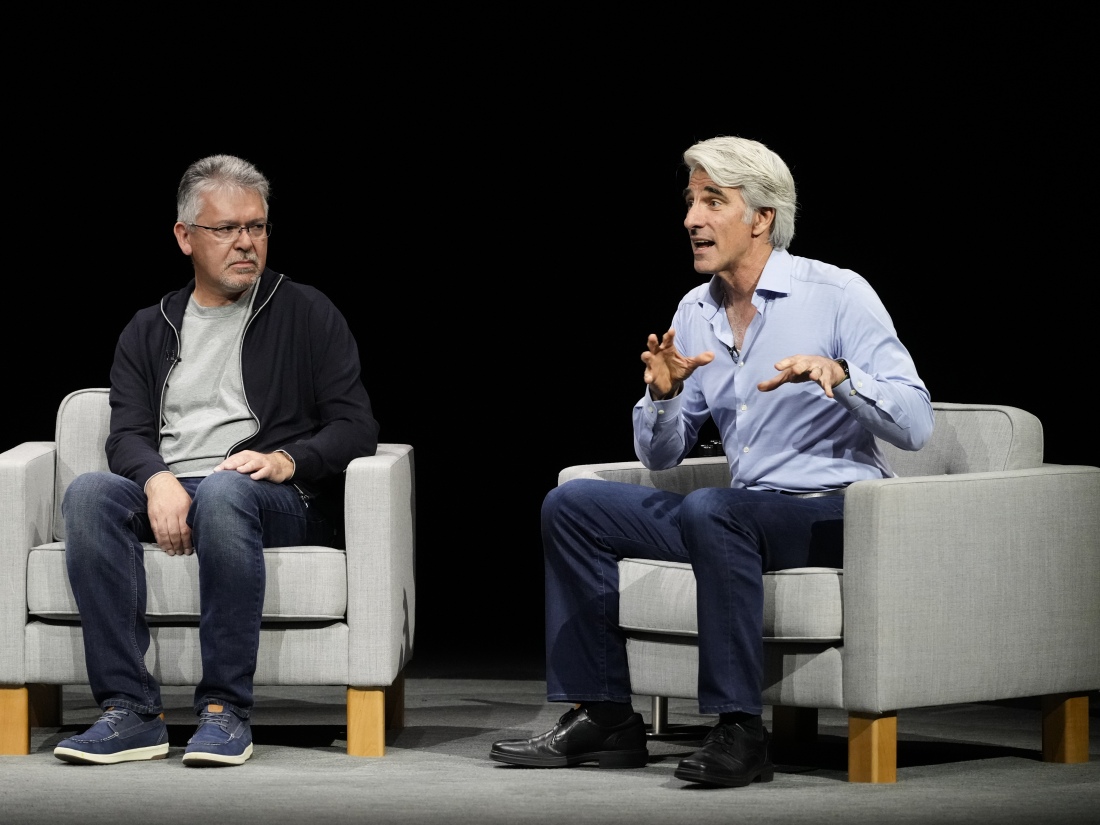 O chefe de software da Apple, Craig Federighi, à direita, na foto com o executivo John Giannandrea, anunciou uma parceria com a OpenAI para trazer recursos de IA para seus produtos. 