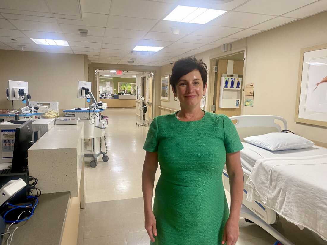 Barbara Cottrell, diretora de enfermagem da AtlantiCare, está no corredor do hospital.