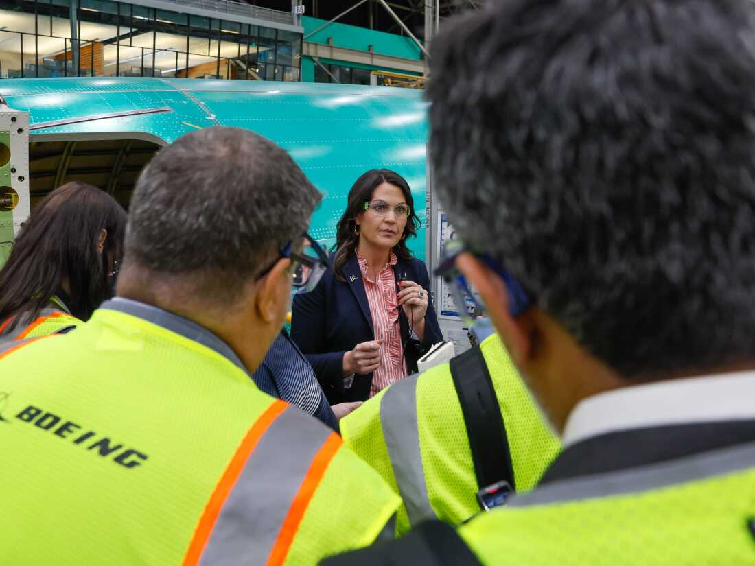 Katie Ringgold, vice-presidente e gerente geral do Programa 737, fala à mídia reunida na fábrica do Boeing 737.