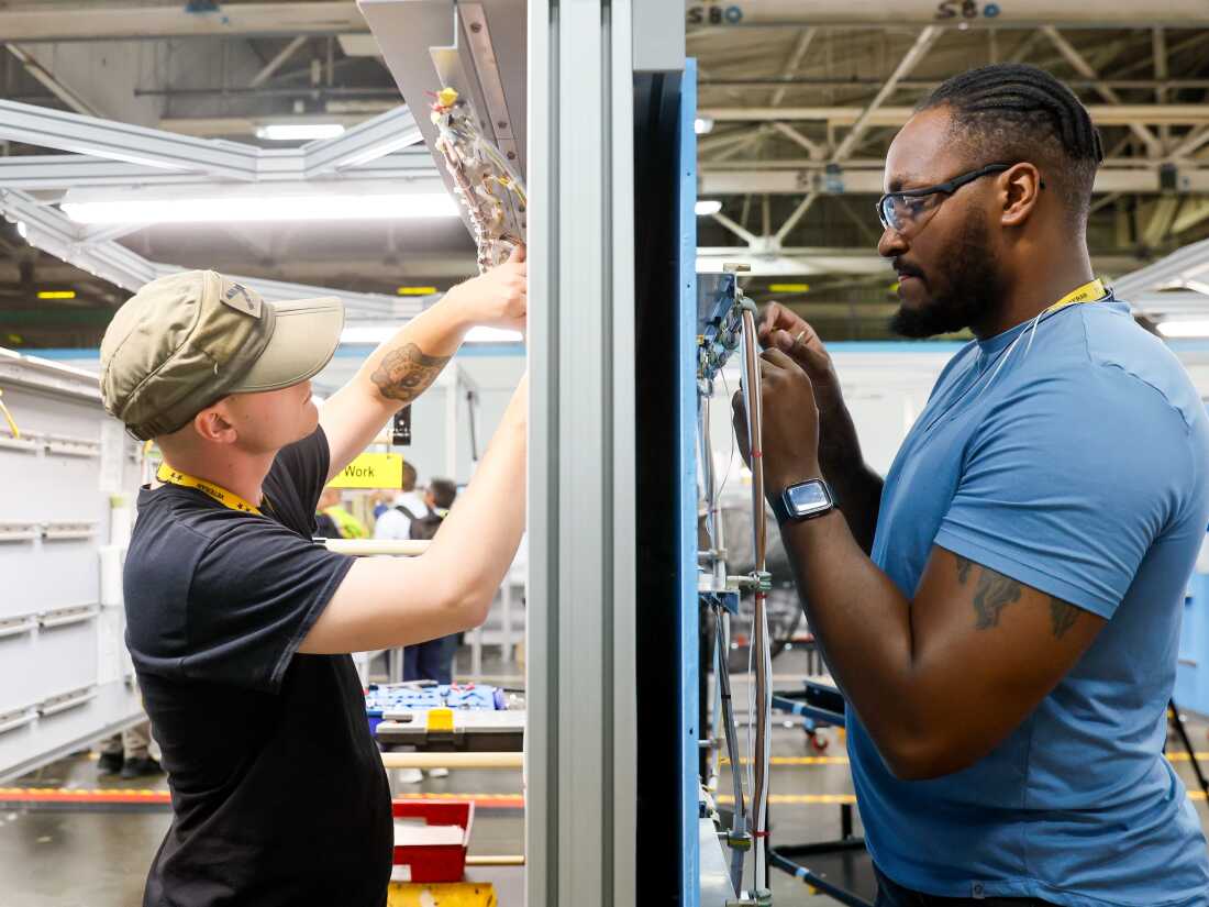“Cada parafuso, cada arruela, cada rebite.  Tudo é importante”, disse Derrick Farmer, à direita, enquanto treinava em sistemas elétricos com Timothy Well no Centro de Treinamento Fundamental da Boeing na terça-feira.