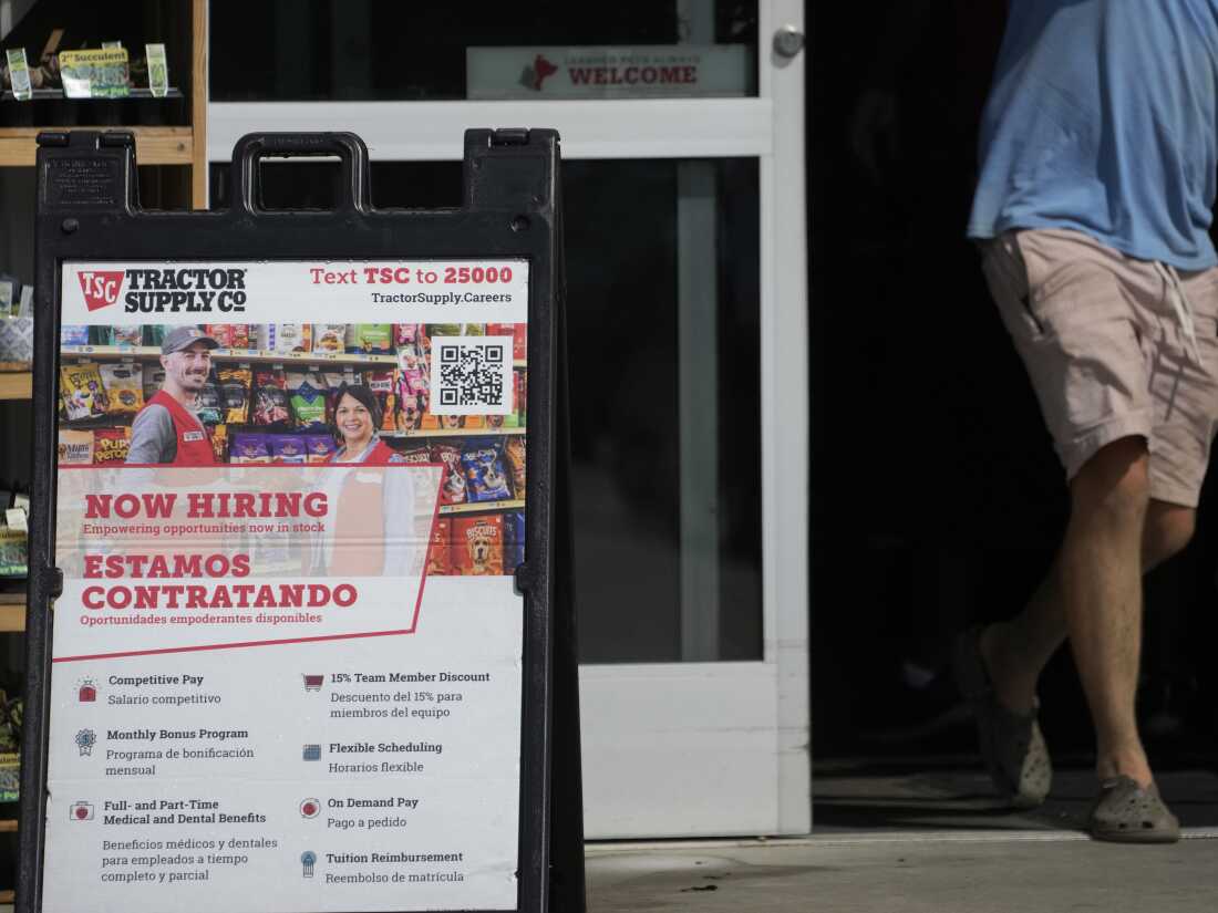 Uma placa em inglês e espanhol anuncia vagas de emprego em uma loja da Tractor Supply em Richland, Mississippi, em 2023.