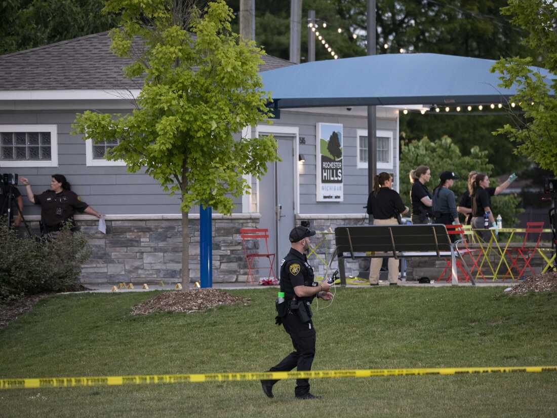 A polícia investiga a cena de um tiroteio no Brooklands Plaza Splash Pad em Rochester Hills, Michigan.