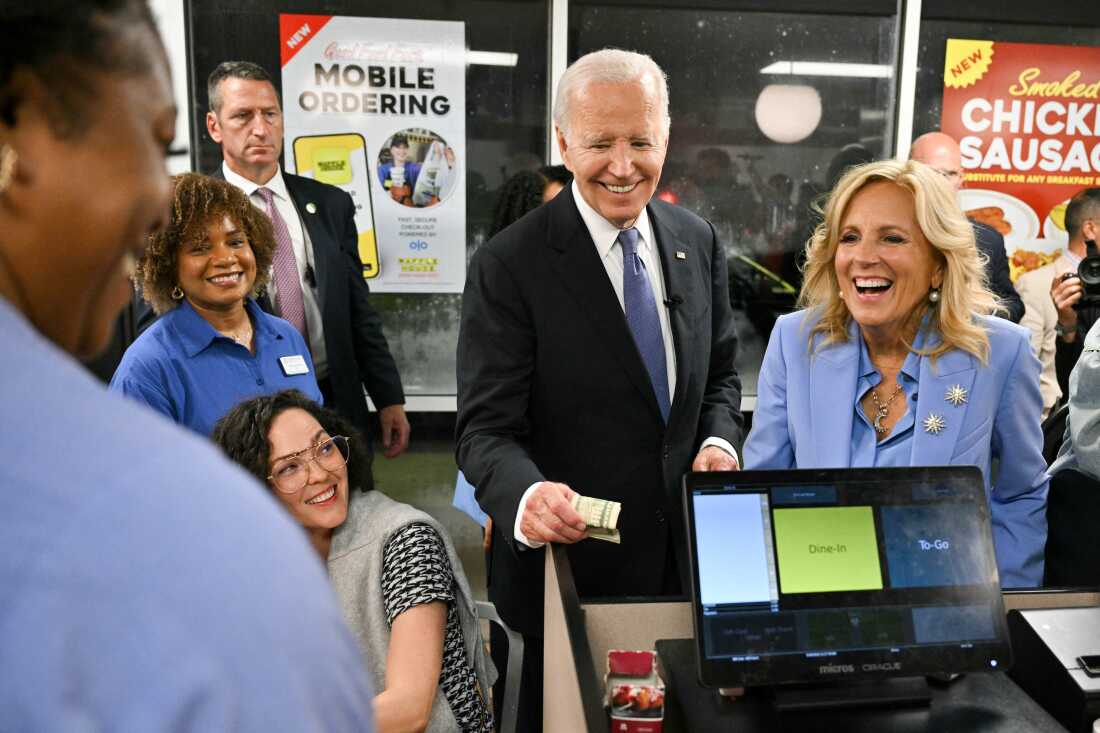 O presidente Biden e a primeira-dama Jill Biden receberam uma ordem para sair de uma Waffle House em Marietta, Geórgia, após o primeiro debate presidencial das eleições de 2024 na quinta-feira.