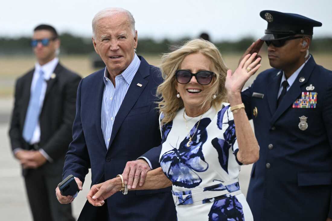 A primeira-dama Jill Biden acena enquanto ela e o presidente Biden descem do Força Aérea Um em Westhampton Beach, NY, no sábado, 29 de junho de 2024.