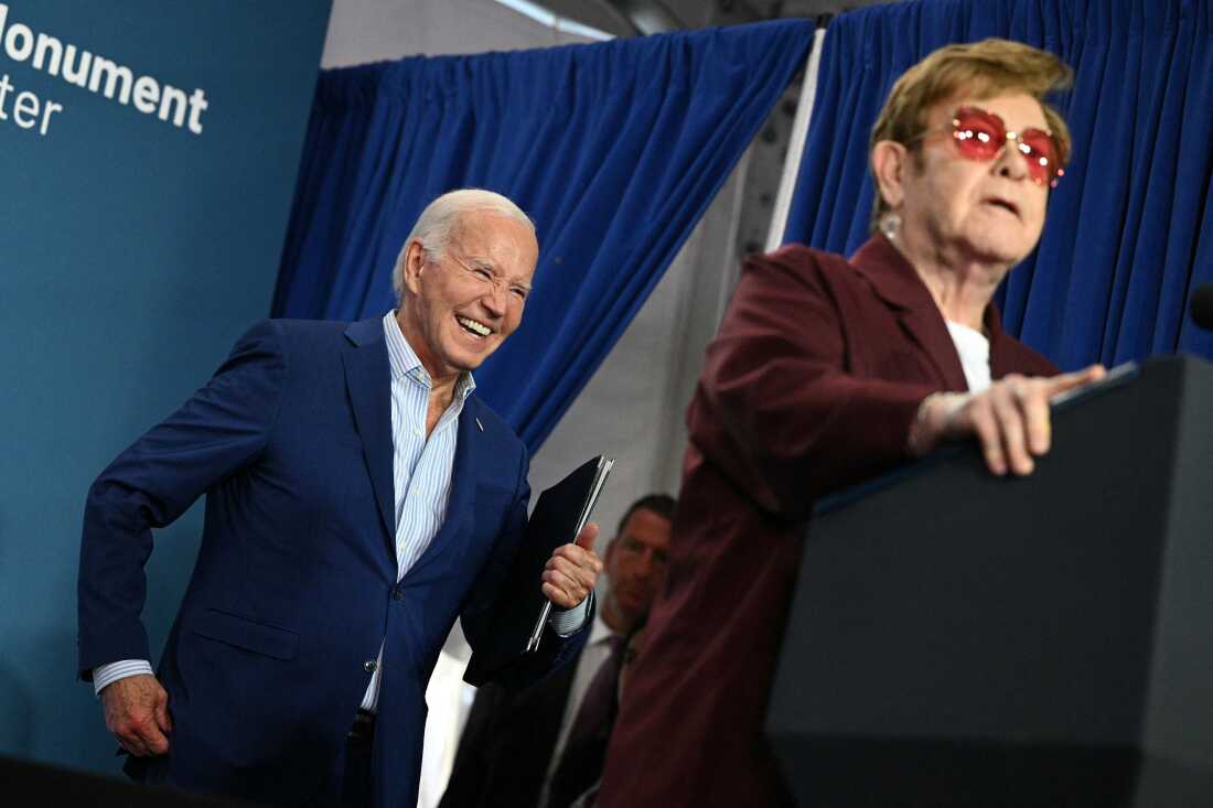 O presidente Biden e o músico britânico Elton John na cerimônia de inauguração do Stonewall National Monument Visitor Center em Nova York na sexta-feira, 28 de junho de 2024.