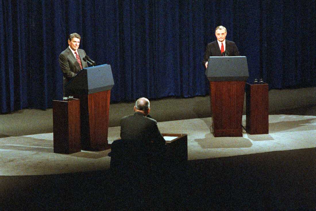 O presidente Reagan e seu oponente democrata, Walter Mondale, no segundo debate presidencial em Kansas City, em 21 de outubro de 1984.