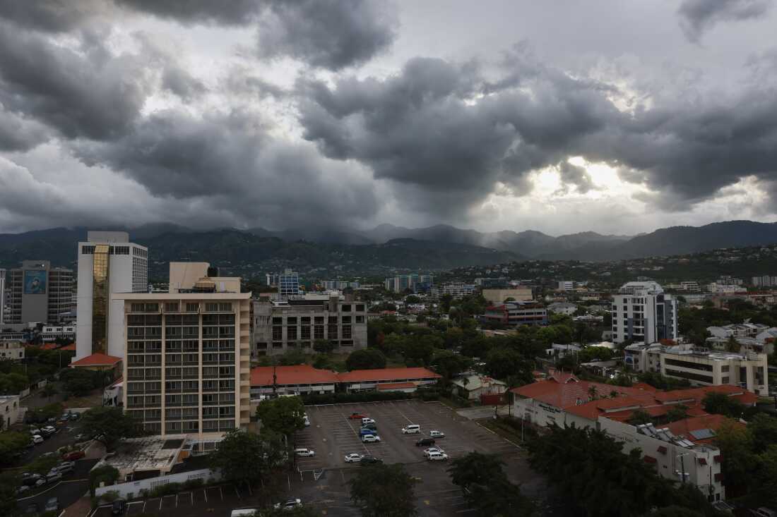 Nuvens de tempestade pairam sobre as montanhas na Jamaica.