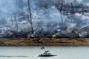 Milhares evacuam enquanto incêndio florestal no norte da Califórnia se espalha. Mais tempo quente é esperado