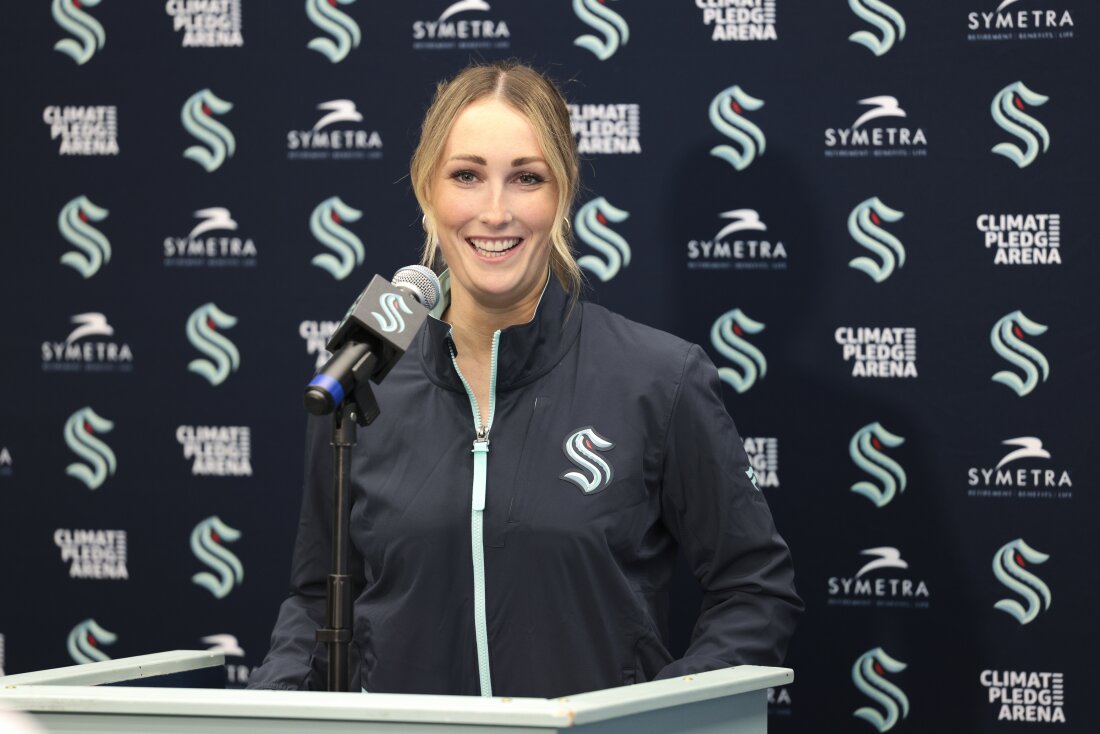 A nova assistente técnica do Seattle Kraken, Jessica Campbell, fala durante uma coletiva de imprensa de hóquei da NHL na quarta-feira em Seattle. 