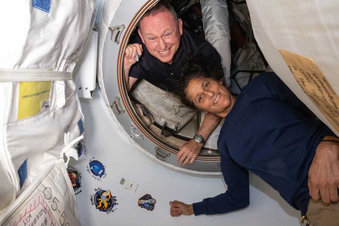 Os astronautas do Boeing Crew Flight Test da NASA (de cima para baixo) Butch Wilmore e Suni Williams, vistos a bordo da Estação Espacial Internacional. Os astronautas tiveram seu retorno à Terra adiado enquanto a NASA conduz testes adicionais nos propulsores da Starliner.